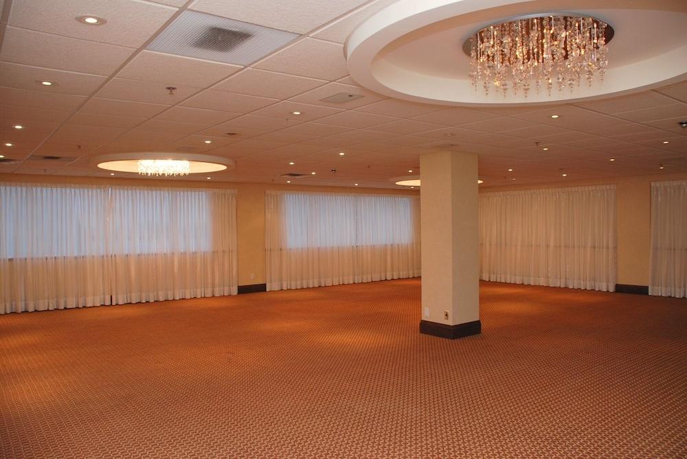Hamilton Plaza Hotel And Conference Centre Exterior photo
